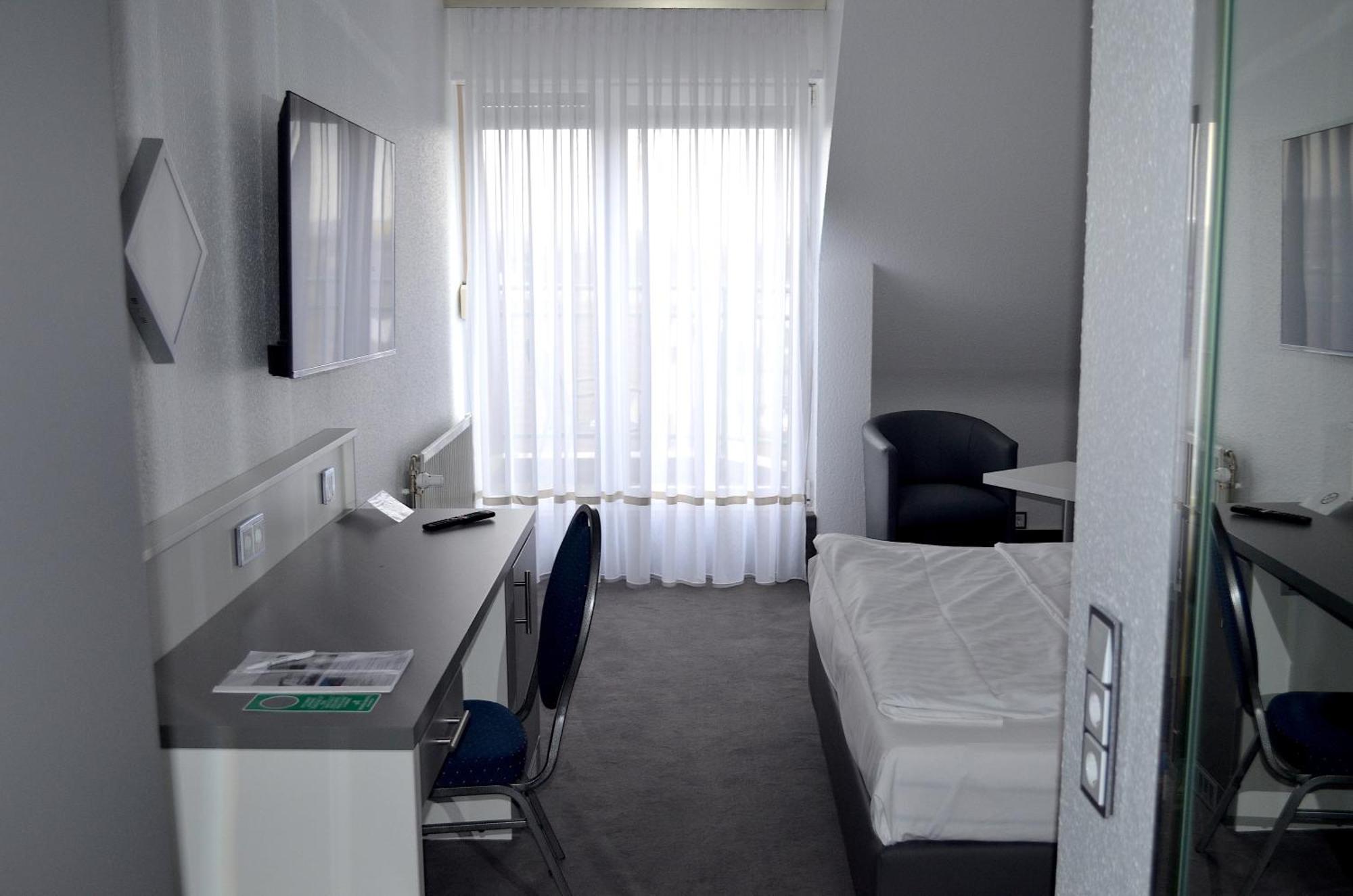 Weber Hotel Манхайм Екстериор снимка