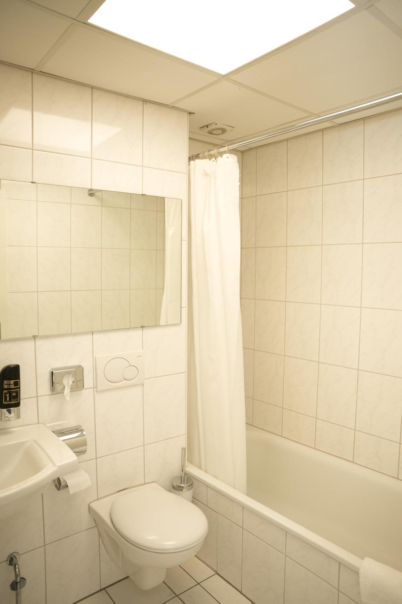 Weber Hotel Манхайм Екстериор снимка